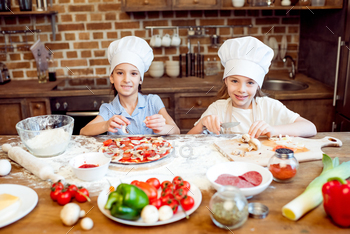 kids in chef hats making pizza together / Photodune, Misc