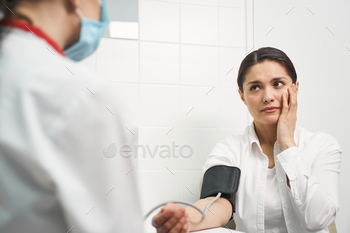 Young brunette girl looking at her practitioner / Photodune, Misc