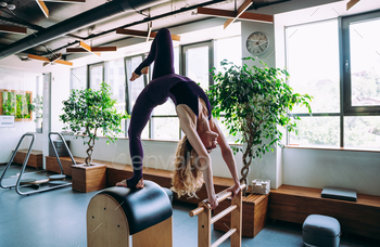 senior woman doing phisycal rehabilation and pilates with her coach / Photodune, Misc