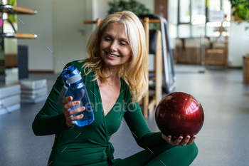 senior woman doing phisycal rehabilation and pilates with her coach / Photodune, Misc