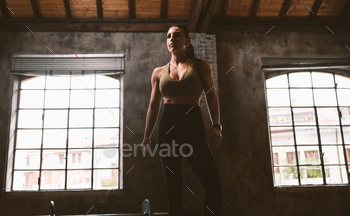 female bodybuilder training at the gym / Photodune, Misc