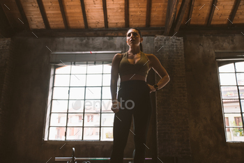 female bodybuilder training at the gym / Photodune, Misc