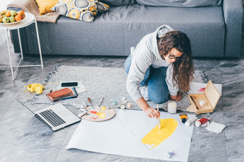 女性は家でオンラインで絵を描くことを学びます。初心者のための絵画。 / Photodune, Misc