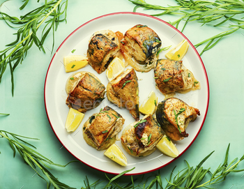 Baked mackerel on an onion pillow / Photodune, Misc
