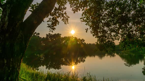 4k Time-lapse, View of Colorful dramatic sky sunset or sunrise with Moving clouds background on Rive alt