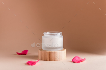 最小限の静物画でバラのエキスとバラの花びらを使ったフェイシャルクリーム。 / Photodune, Misc