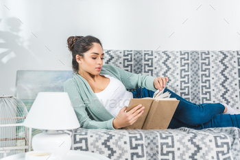 beautiful brunette girl reading book at home / Photodune, Misc