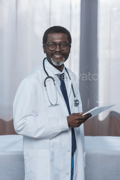 Smiling african american doctor with tablet / Photodune, Misc