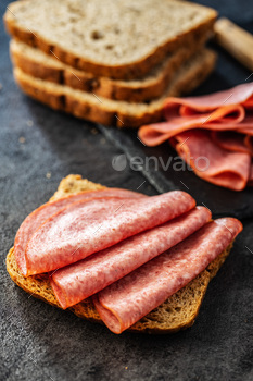 Slice of bread with salami / Photodune, Misc