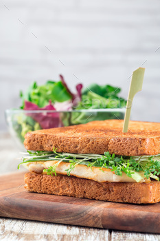 Sandwich with whole grain toasts, grilled chicken breast fillets, cucumber and sprouts, copy space / Photodune, Misc