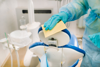 A nurse disinfects work surfaces in the dentist's office / Photodune, Misc