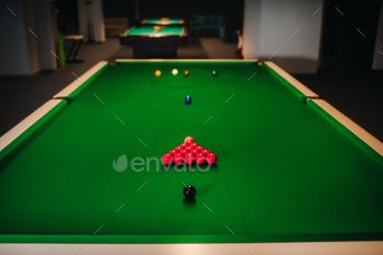 placing snooker balls on a green billiard table / Photodune, Misc