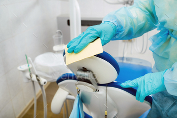 A nurse disinfects work surfaces in the dentist's office / Photodune, Misc