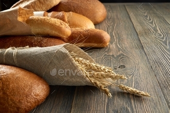 Fresh bread on wooden worktop / Photodune, Misc