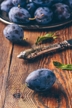 Ripe plums with leaves and knife / Photodune, Misc