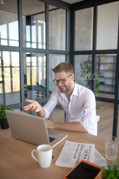 Young businessman having a video call with colleagues / Photodune, Misc