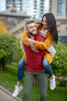Happy young strong man holding his girlfriend / Photodune, Misc