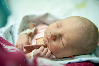 a newborn baby on the first day of its birth in the maternity hospital / Photodune, Misc