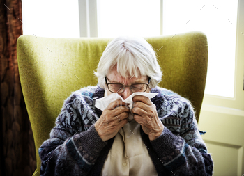 Senior woman sneezing / Photodune, Misc