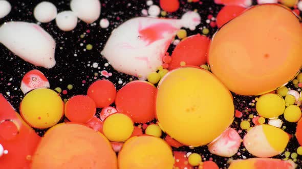 Amazing Multicolored Bubbles of Paint on the Oil Surface. Paint in Oil alt