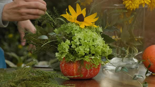 Florist Makes Autumnal DIY Thanksgiving Day Flower Arrangement