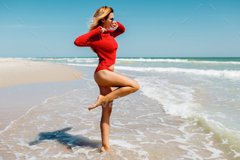 Blond woman on the beach / Photodune, Misc