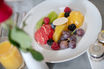 White bowl containing fresh fruit and berries / Photodune, Misc