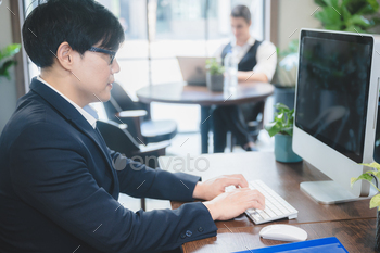 confident professional businessman working with laptop in modern business office / Photodune, Misc