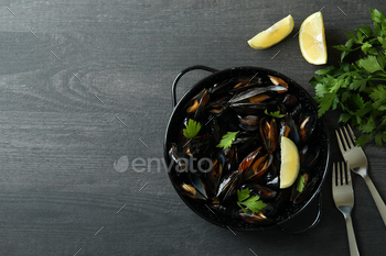 Pan with fresh mussels on dark wooden table / Photodune, Misc