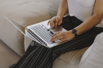 Woman working on a laptop / Photodune, Misc