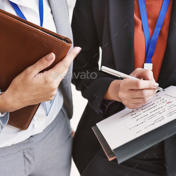 Two businesswomen working together / Photodune, Misc