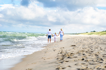 A little girl and her parents walk on the beach on the Baltic Sea in Lithuania / Photodune, Misc