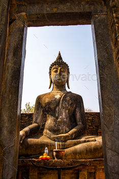 タイ仏教の古い金の仏像、古代の彫刻が施されたアジアの仏教文化 / Photodune, Misc