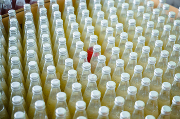 飲料液と水飲料ボトルの背景、プラスチック容器パッケージ / Photodune, Misc