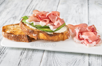 Toast with avocado, prosciutto and cream cheese / Photodune, Misc