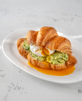Croissant with guacamole and poached egg / Photodune, Misc