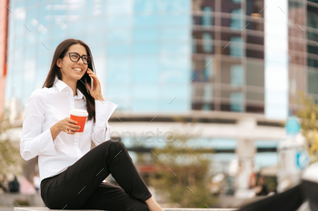 Millennial businesswoman talking on phone / Photodune, Misc