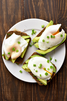 Poached eggs and avocado on bread / Photodune, Misc
