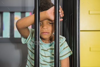 Kid prisoner try to escape from jail. / Photodune, Misc
