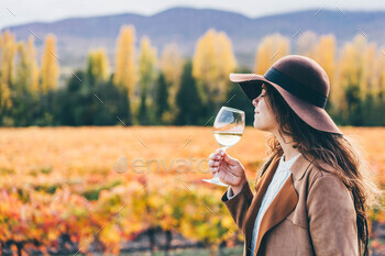 スタイリッシュな帽子とコートの女性はおいしい白ワインを飲みます / Photodune, Misc