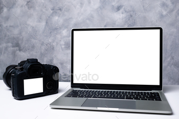 テーブルの上の黒いデジタルカメラとコンピューターのラップトップ / Photodune, Misc