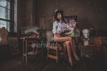Woman painting / Photodune, Misc