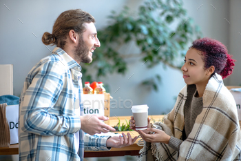話している間コーヒーを見ている若い男と少女。 / Photodune, Misc