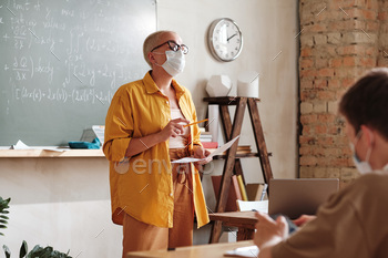 Teacher working at school during pandemic / Photodune, Misc