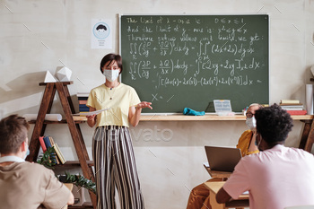 Student passing an exam in the classroom / Photodune, Misc