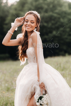 結婚式の日に、白いロングドレスと花束を手にした手袋をしたエレガントな花嫁 / Photodune, Misc