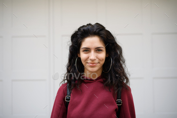 カメラを見て、白い背景に対して屋外に立っている若い女性の肖像画 / Photodune, Misc