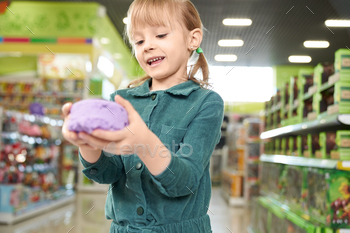 紫色の動的砂を手に持って、カメラでポーズをとる少女 / Photodune, Misc