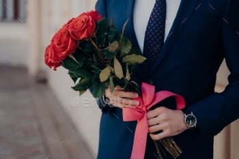 赤いバラの花束を保持している青いスーツを着た男 / Photodune, Misc