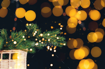 籐のバスケットで、黒い背景に対して花輪とクリスマスツリーの枝 / Photodune, Misc